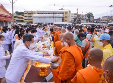 ร่วมพิธีเจริญพระพุทธมนต์และพิธีตักบาตร พระสงฆ์ 67 รูป ... พารามิเตอร์รูปภาพ 12