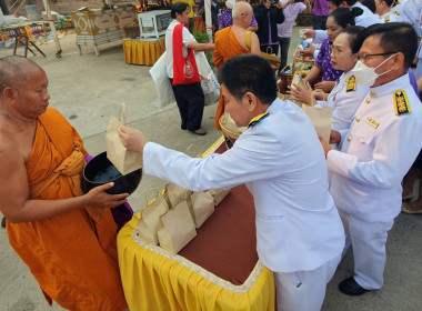 เข้าร่วมพิธีเจริญพระพุทธมนต์ และพิธีตักบาตรพระสงฆ์ ... พารามิเตอร์รูปภาพ 3