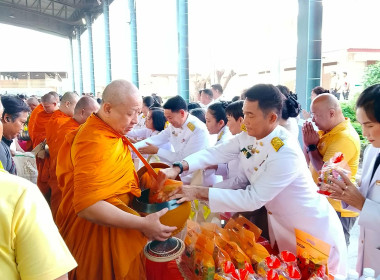 พิธีทำบุญตักบาตรถวายพระราชกุศล และพิธีวางพวงมาลา ... พารามิเตอร์รูปภาพ 6