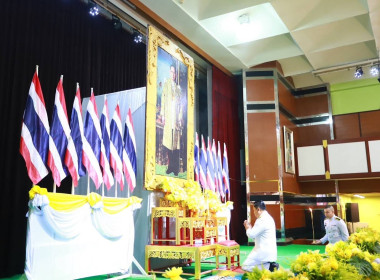 พิธีทำบุญตักบาตรถวายพระราชกุศล และพิธีวางพวงมาลา ... พารามิเตอร์รูปภาพ 4