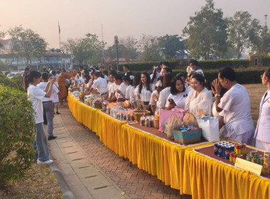 ร่วมพิธีทำบุญตักบาตรอุทิศถวายพระราชกุศลแด่ ... พารามิเตอร์รูปภาพ 11